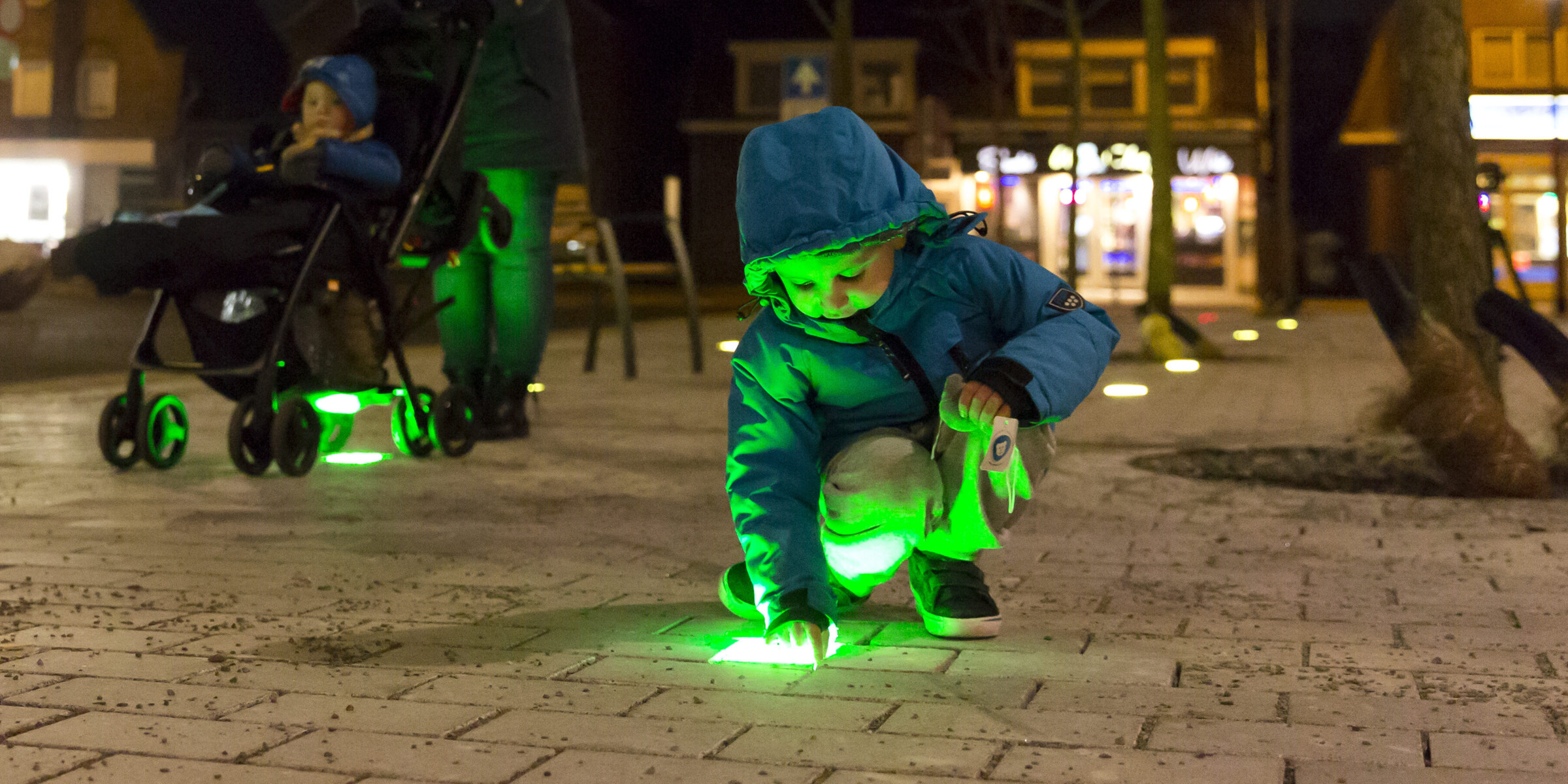 Jongetje met groen licht op grond 2