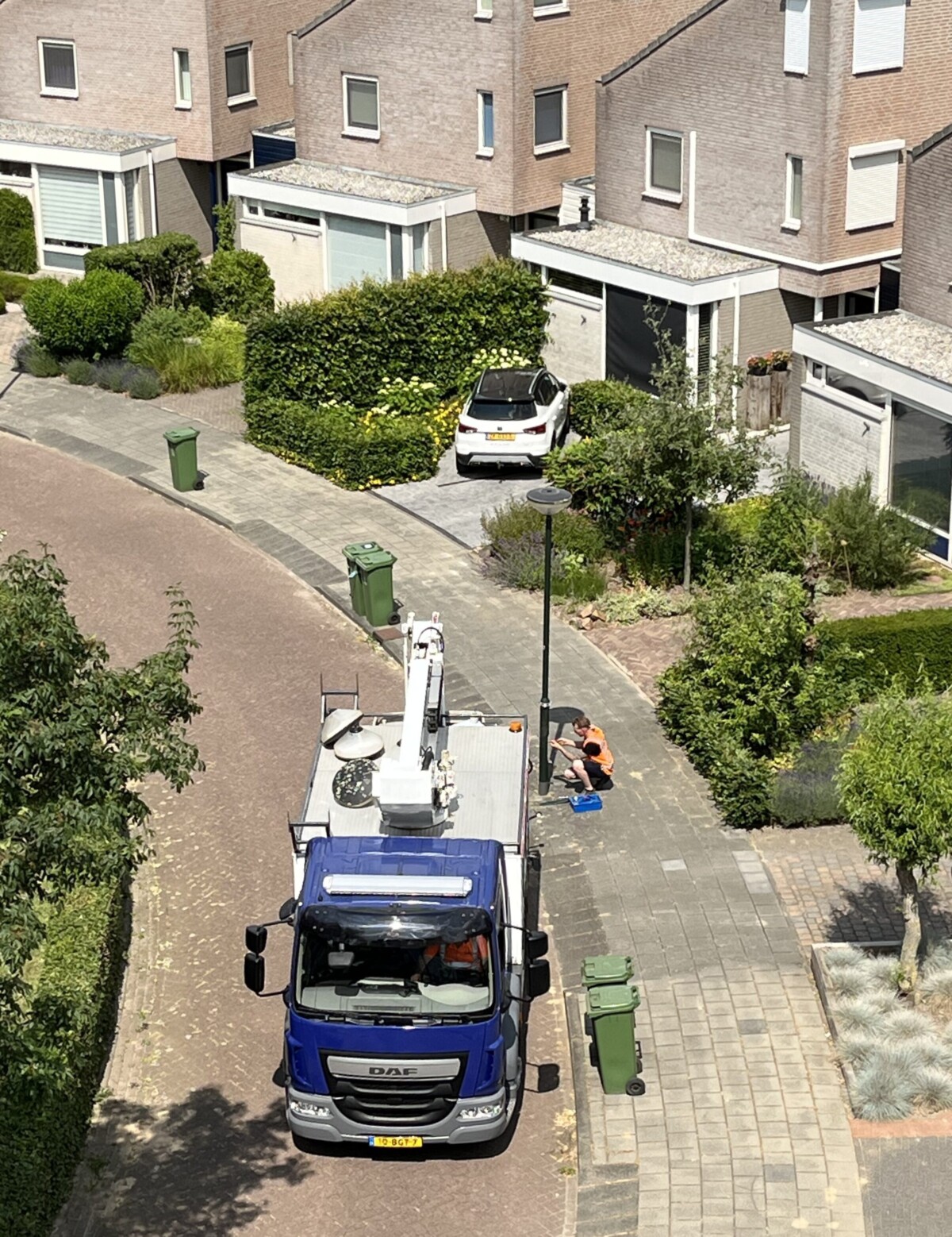 Foto Eekelhof met werkende monteur van hoogte